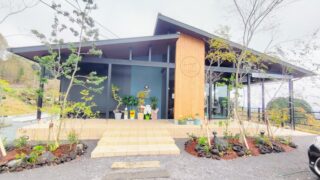 【西原村】桜のトンネルを抜けて。絶景と名シェフの旬を味わう「le café NISHIHARA」