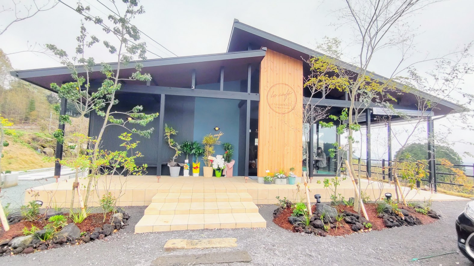 【西原村】桜のトンネルを抜けて。絶景と名シェフの旬を味わう「le café NISHIHARA」